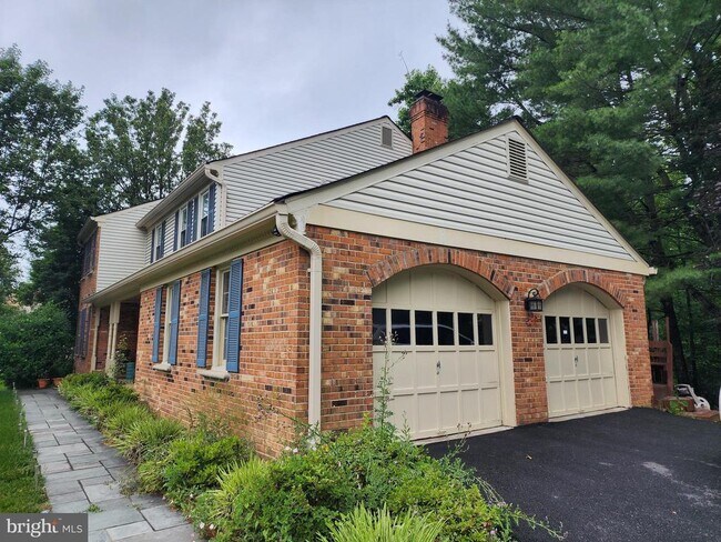 Building Photo - 2026 Westwood Forest Dr