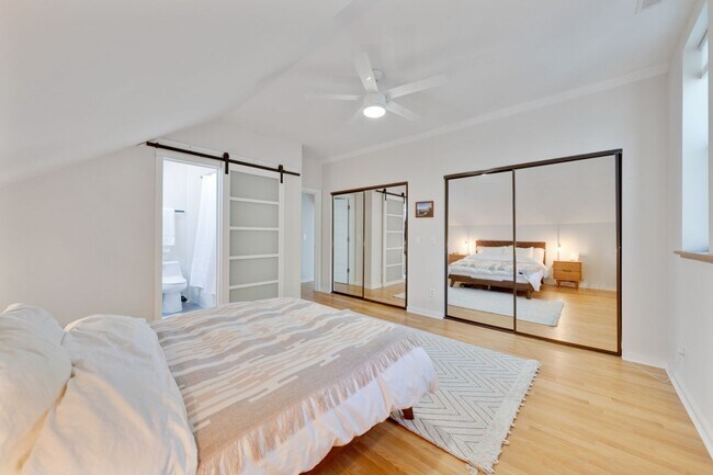 Building Photo - Stunning 3 Bedroom with a Beautiful View i...