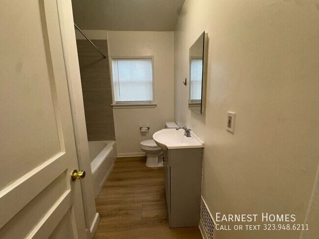 Building Photo - 127 N Doheny Dr