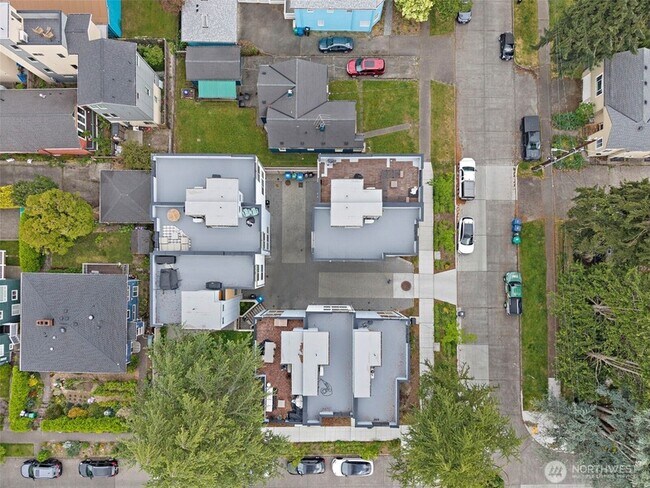 Building Photo - 902 N 86th St