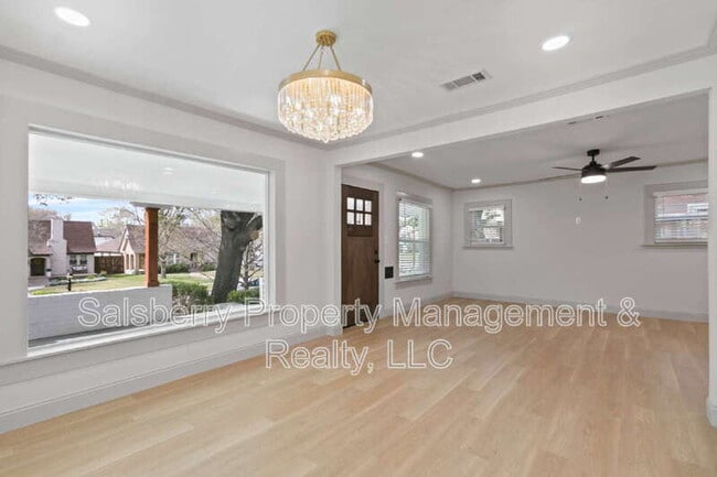 Building Photo - 2105 Tremont Ave