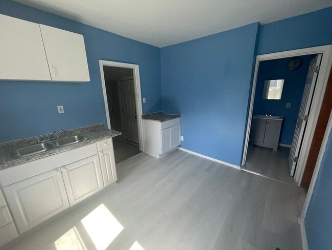 Building Photo - Section 8 Accepted! Spacious Newly Renovat...