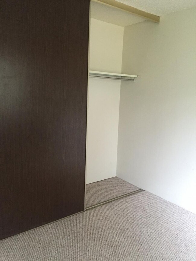 Building Photo - 2 Bedroom, 1 Bathroom Condo located in the...