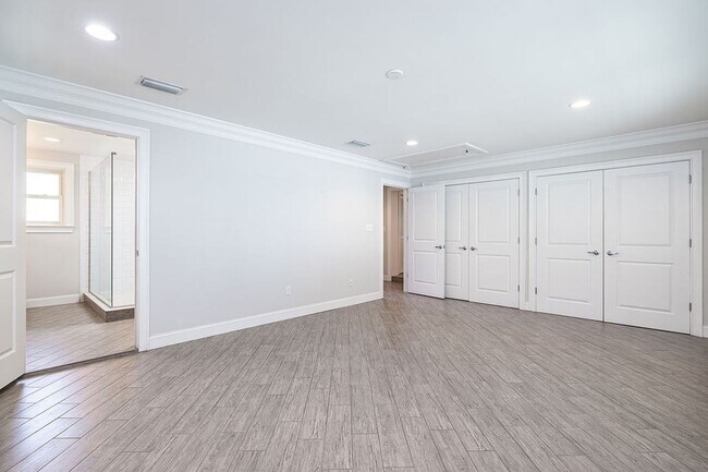 Building Photo - Updated Beach Park Home