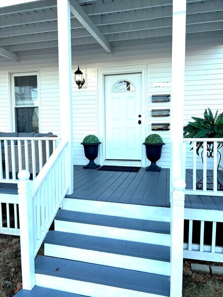 Primary Photo - 1066 Forest Ave