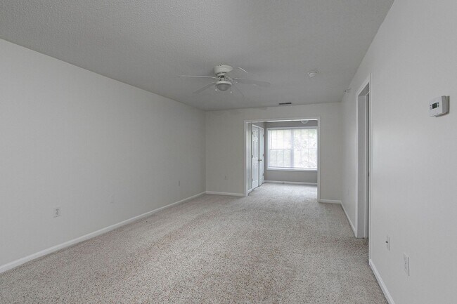 Building Photo - Spacious 3 Bed 3 Bath Apartment near NCSU & Downtown Raleigh! Available August 15th!