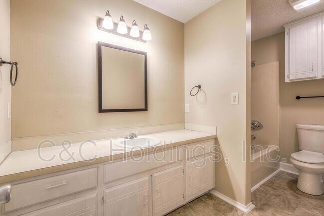 Building Photo - 644 Earthside Dr