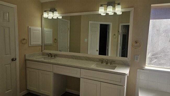 Building Photo - 12114 Dover Mdw