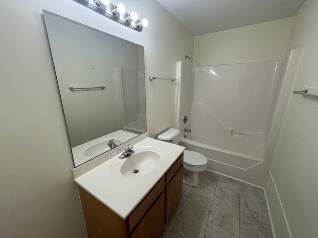 Building Photo - 3 Bed 3 Bath Garage Apartment Home