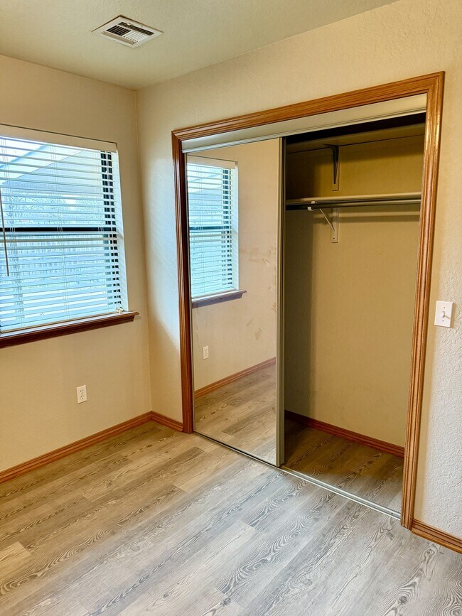 Building Photo - 2204 Lakeview Dr