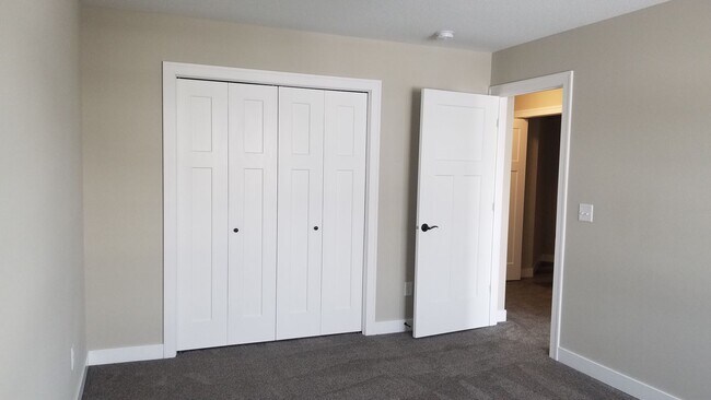 Building Photo - Beautiful 3 Bedroom Townhome