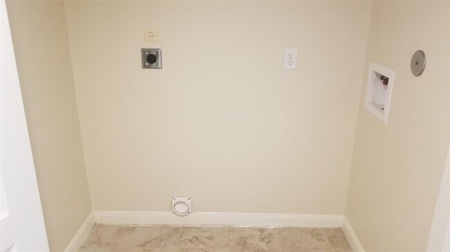 Building Photo - 8415 Hearth Dr