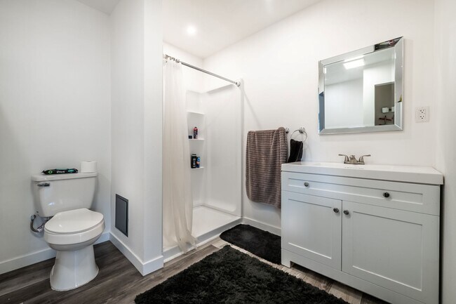 Building Photo - 2621 Wood Ave