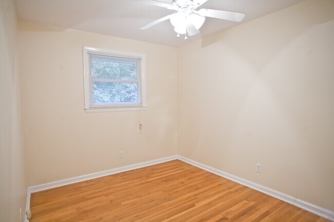 Building Photo - 2-bedroom apartment close to campus