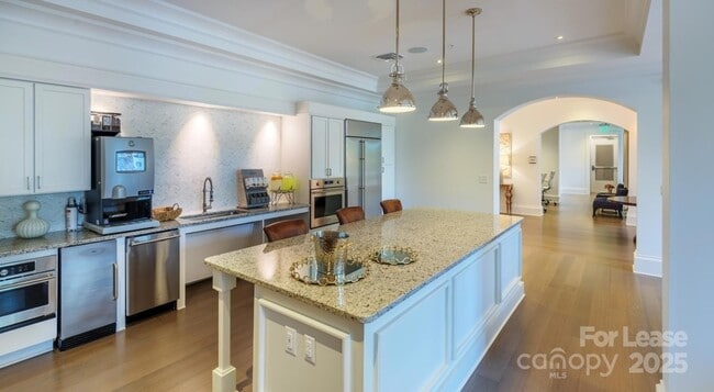 Building Photo - 10624 Parrish St