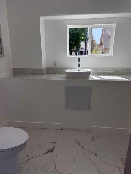 Building Photo - 151 E 47th St