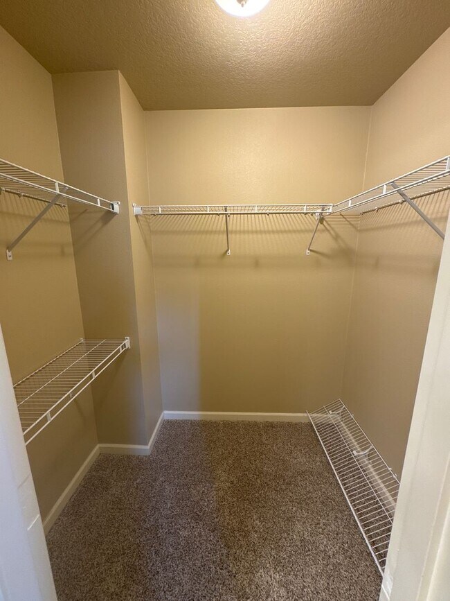 Building Photo - ? Beautiful 4-Bed, 3-Bath North Albany Hom...