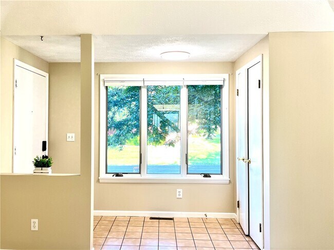 Building Photo - 3 Treetop Dr