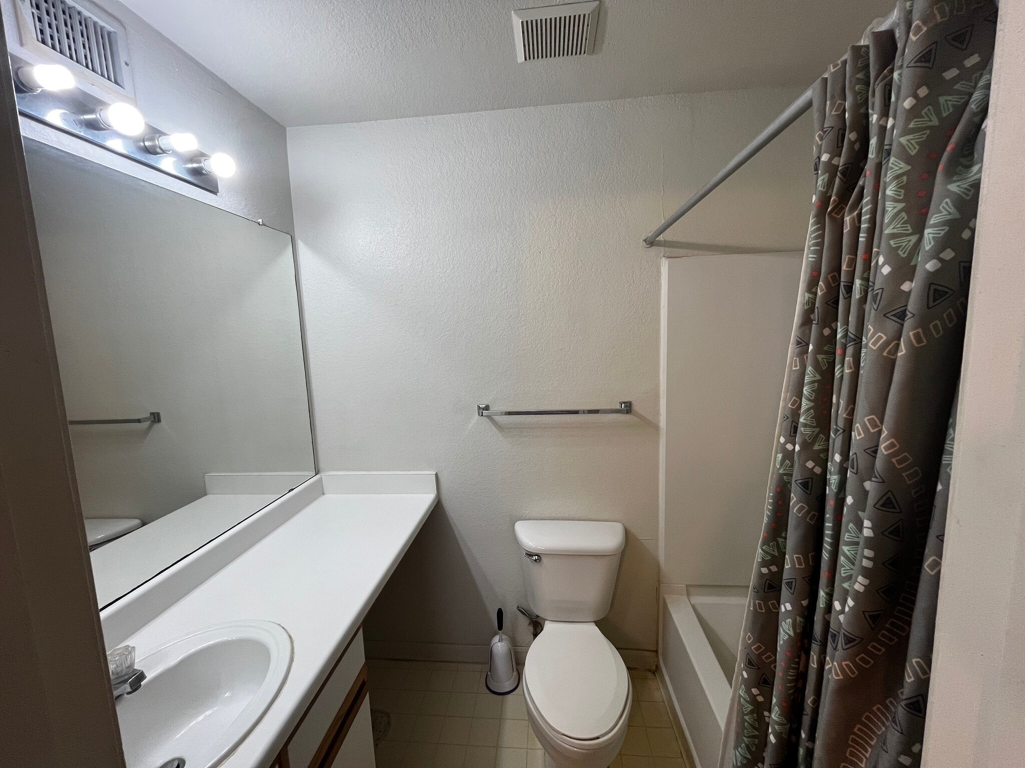 Bathroom - 521 Southwest Pky