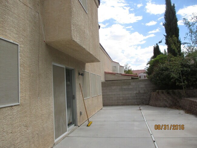 Building Photo - 1705 Encarta St