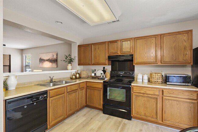 Building Photo - 5705 Viewpoint Dr