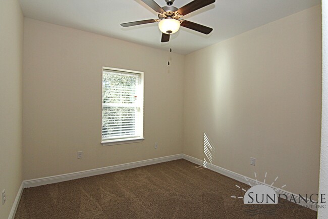 Building Photo - Beautiful Townhouse close to Eglin and Hur...