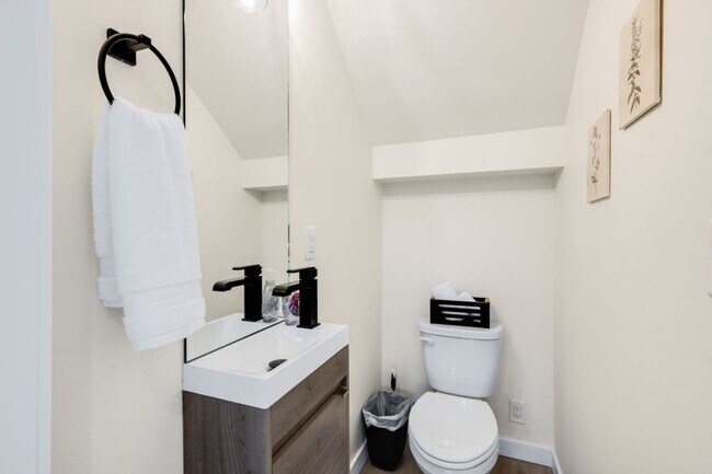 Building Photo - 823 NE 70th St