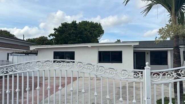 Primary Photo - 215 W 44th St