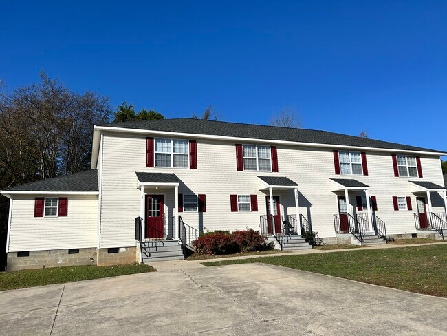 End unit for more privacy - 2702 Lantern Walk SE