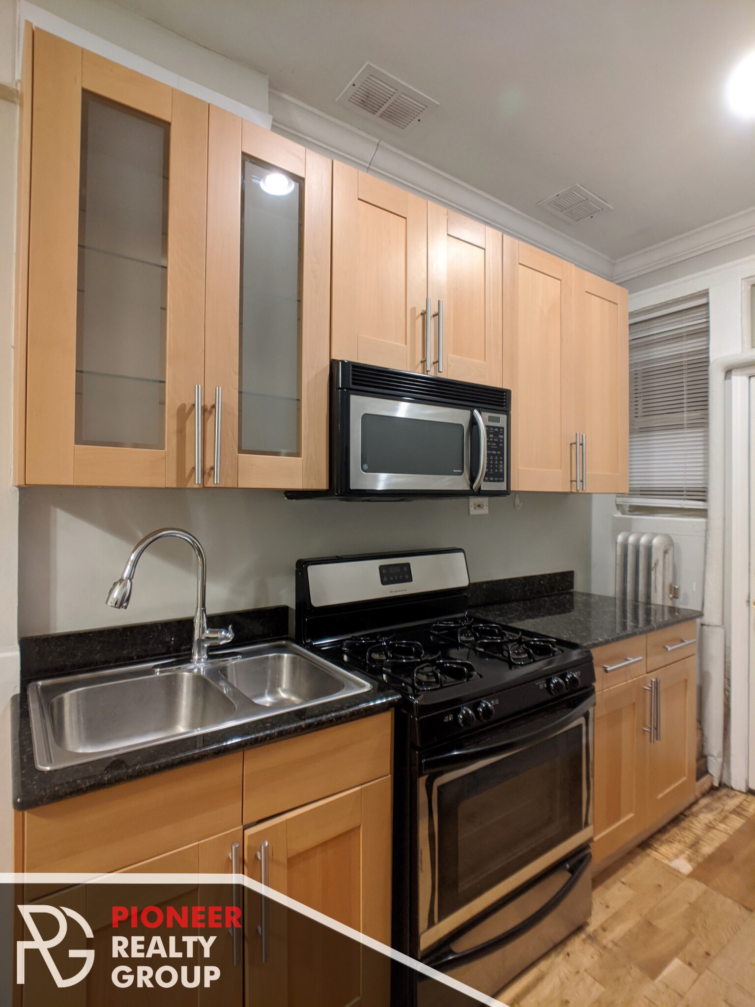 Building Photo - 546 W Surf St