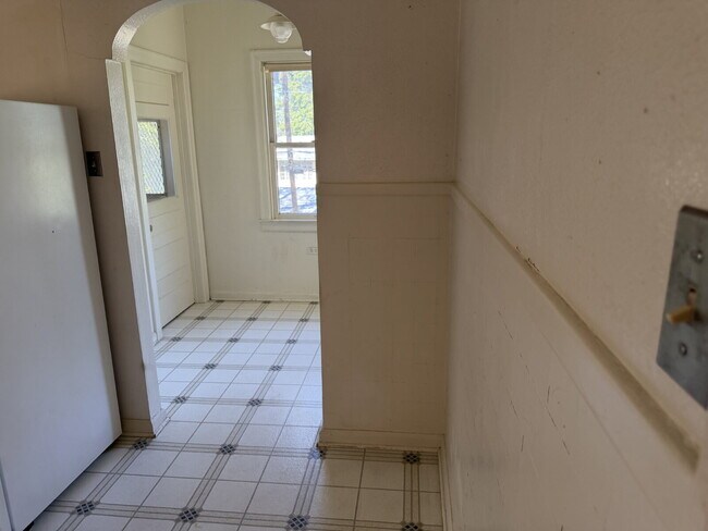 Building Photo - 327 E Rosewood Ave