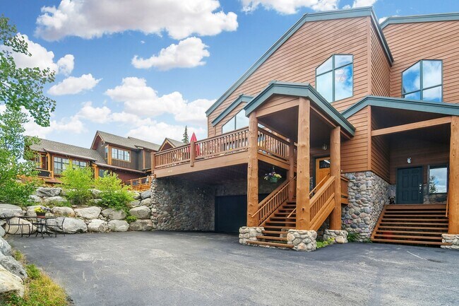 Building Photo - Year lease! Garage! Beautiful views! Great Decks!