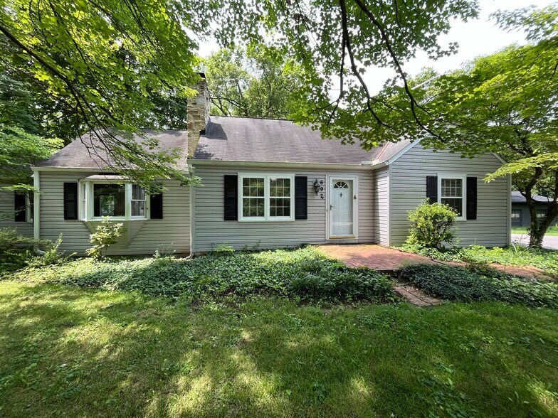 Building Photo - 697 Rosehill Rd