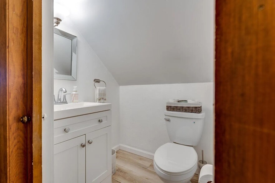 Half Bathroom - 264 44th St