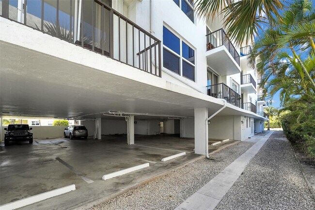 Building Photo - 301 Croton Ave