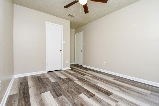 Building Photo - 15222 Morning Dove Dr