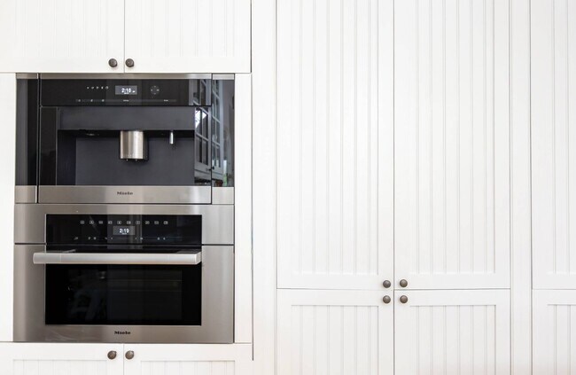 Building Photo - 135 Meeting House Ln