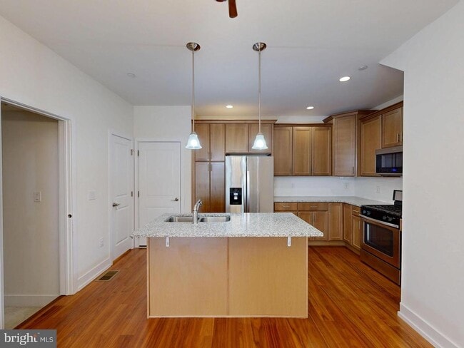 Building Photo - 909 Lakeview Ct