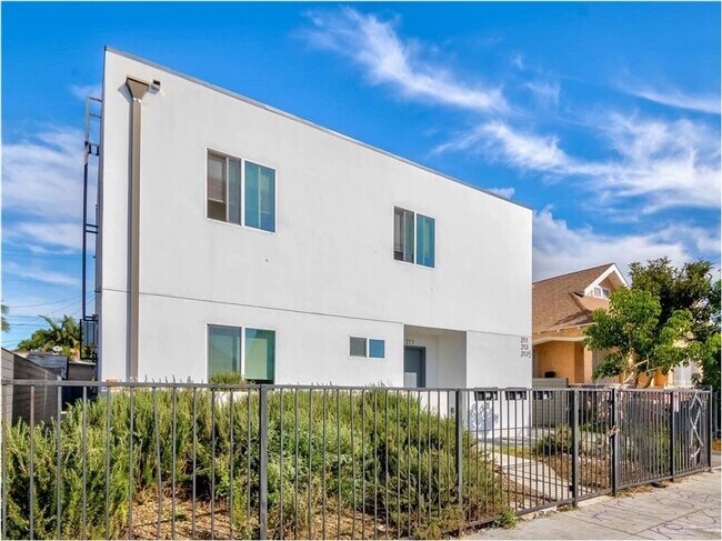 Building Photo - 211 W 43rd St