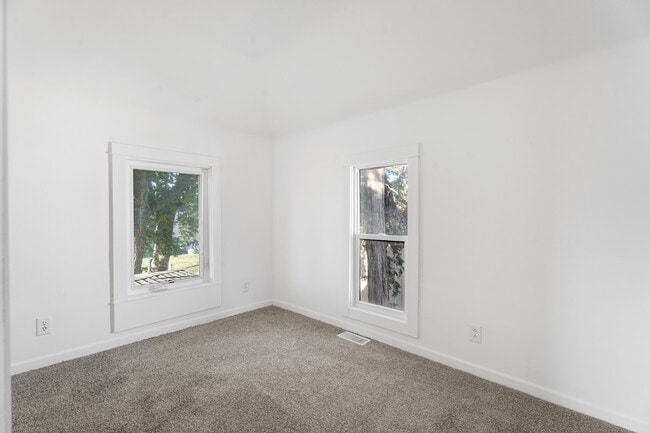 Building Photo - 1203 E Cherry St