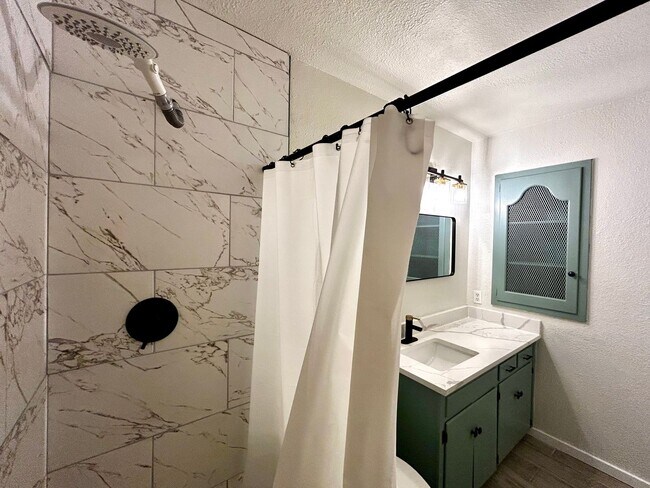 Building Photo - What a deal! a 3 bed house 5 min from DT a...