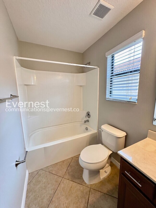 Building Photo - 4 Bed, 3 Bath Home with Garage / Pet-Friendly / Vouchers Accepted / Available Now!