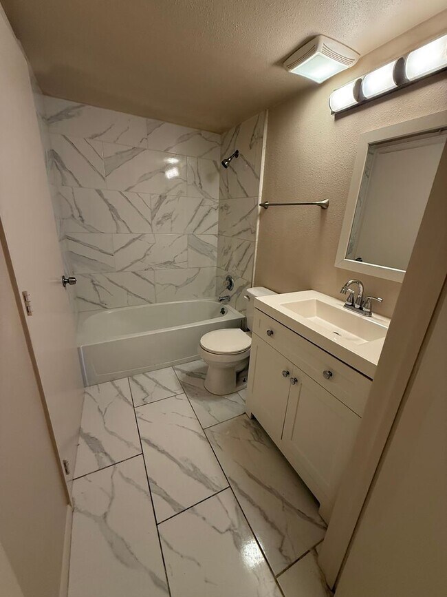 Building Photo - Charming 2 Bedroom Apartment with Balcony ...