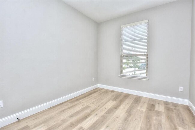 Building Photo - 204 Russet Trl
