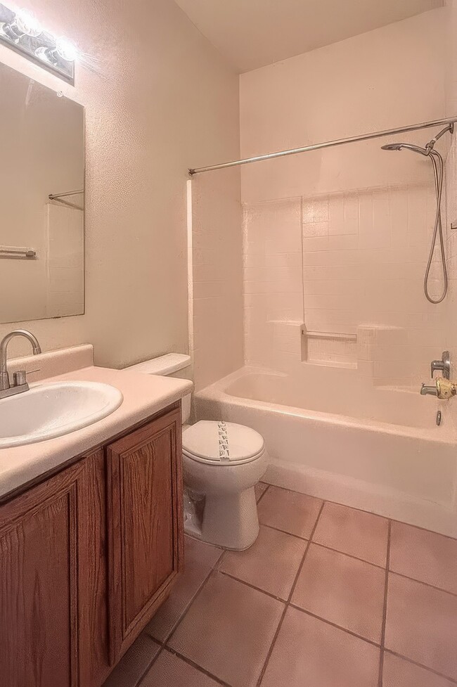 Building Photo - 3657 E Bermuda St