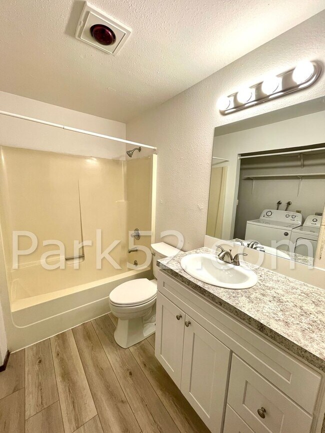 Building Photo - Remodeled 2 Bedroom Townhome!