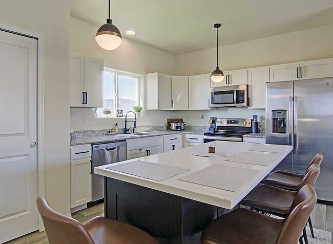 Building Photo - Bright & Open 3-Bed | Great Yard + Mountai...