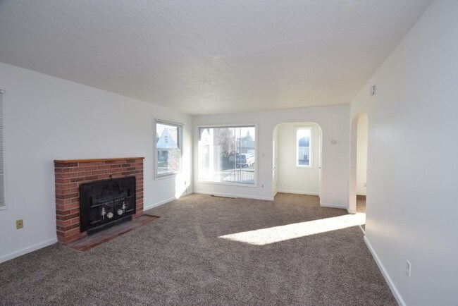 Building Photo - Charming N. Portland Home