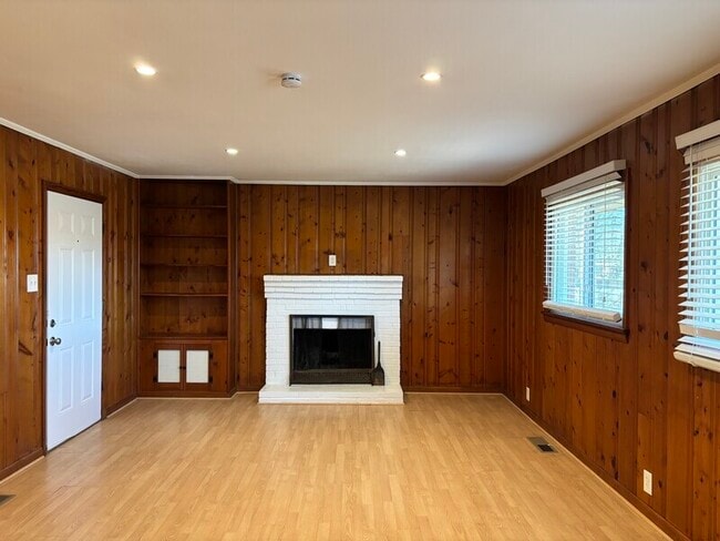 Building Photo - 104 Yancy Dr SE