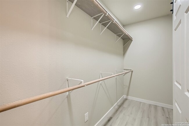 Building Photo - 517 Hicks Ave